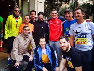 Antonio Denia junto a Pablo Villalobos y otros miembros del Villalobos Running Team